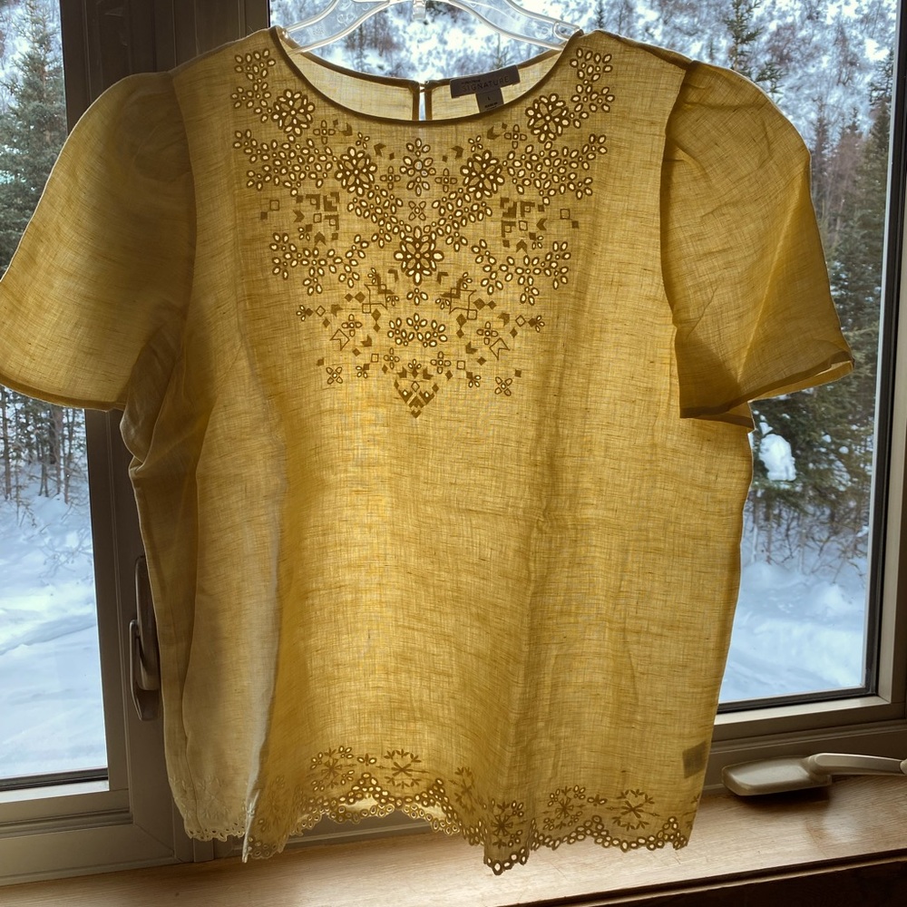 Nordstrom Signature Pretty yellow linen blouse. Fabric button back of neck.